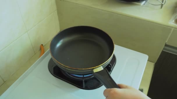 Видеозапись включения газовой плиты с горячей сковородой - Кадры, видео