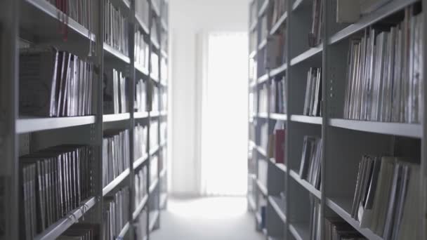 Police na knihy v univerzitní knihovně se spoustou knih - Záběry, video