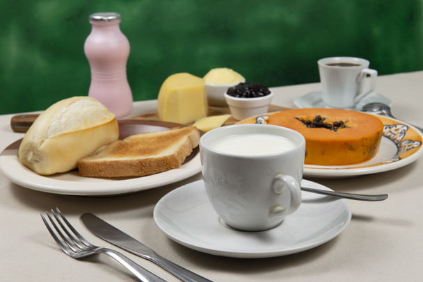 tyypillinen brasilialainen aamiainen kahvin, maidon ja leivän kanssa
 - Valokuva, kuva