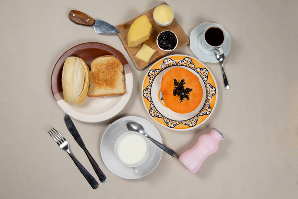 típico desayuno brasileño con café, taza de leche y pan
 - Foto, imagen