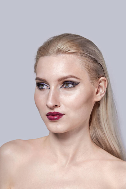 Fashion photo-sessia, model blonde with bright makeup and shinuly shoulders. - Valokuva, kuva