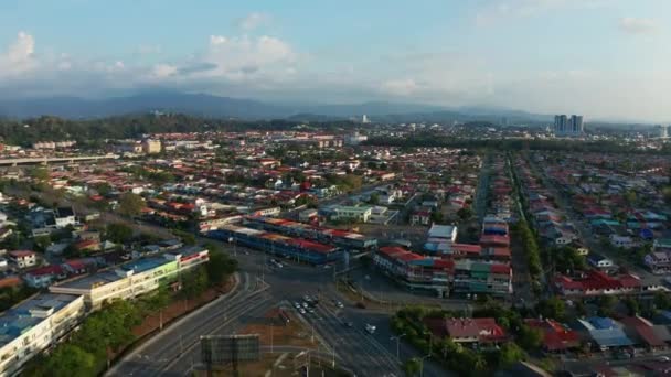 Légi felvétel Csend Város és kevés autó halad át elég utcák Kota Kinabalu CIty, Sabah, Malajzia zárlat alatt, mert a Coronavirus világjárvány. Üres utak, nincs forgalom. 4k - Felvétel, videó