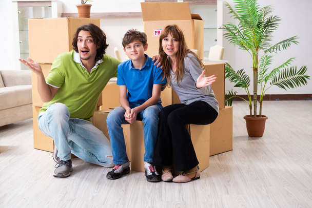 Fiatal család költözik új lakásba - Fotó, kép
