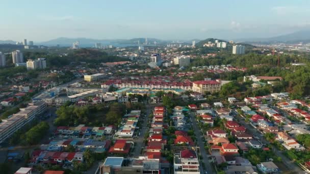 Filmagem aérea da cidade de Silence e poucos carros passam por ruas em Kota Kinabalu CIty, Sabah, Malásia durante o confinamento por causa da pandemia de Coronavirus. Estradas vazias, sem trânsito. 4k
 - Filmagem, Vídeo