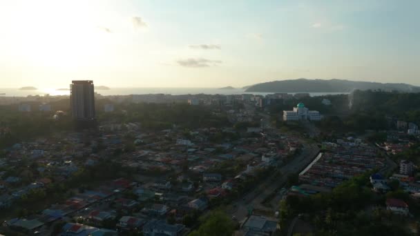 Nagranie lotnicze Ciszy miasta i niewielu samochodów przechodzi dość ulicami w Kota Kinabalu City, Sabah, Malezja podczas zamknięcia z powodu pandemii Coronavirus. Puste drogi, żadnych korków. 4k - Materiał filmowy, wideo