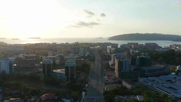 Luchtfoto Beelden van Silence stad en weinig auto 's passeren vrij Straten in Kota Kinabalu CIty, Sabah, Maleisië tijdens lockdown als gevolg van Coronavirus pandemie. Lege wegen, geen verkeer. 4k - Video