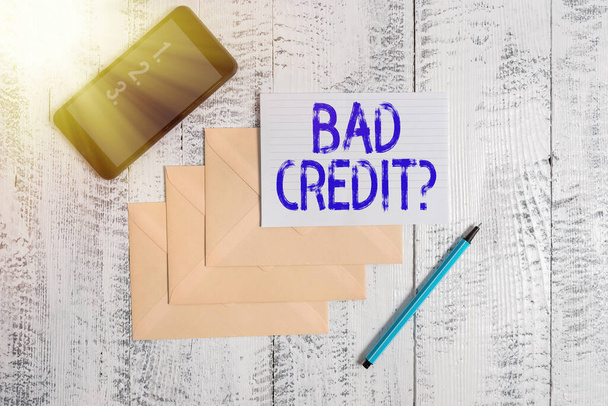 Fogalmi kézírás Bad Creditquestion-ről. Üzleti fotó bemutatása képtelenség az egyén visszafizetni az adósságot időben és teljes borítékok marker irányított papír okostelefon fa háttér. - Fotó, kép