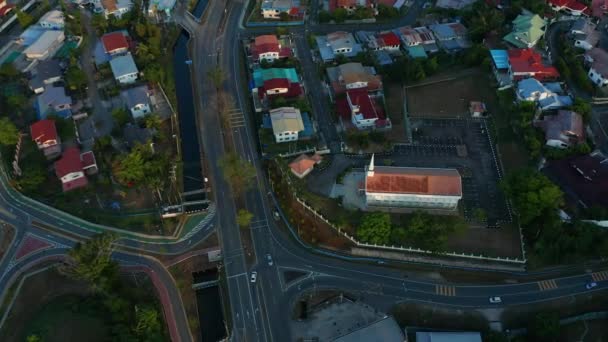 Letecké záběry města ticha a jen málo aut projíždí docela Streets v Kota Kinabalu CIty, Sabah, Malajsie během uzamčení kvůli pandemii Coronavirus. Prázdné cesty, žádný provoz. 4k - Záběry, video