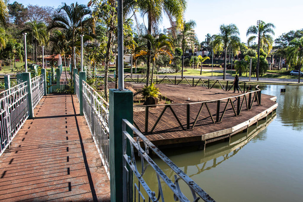 アグアス・デ・サンタ・バーバラ、サンパウロ、ブラジル、 2019年9月27日。サンパウロ州のアグアス・デ・サンタ・バーバラ市の市民健康リゾート内の庭園、橋、桟橋、ブラジル - 写真・画像