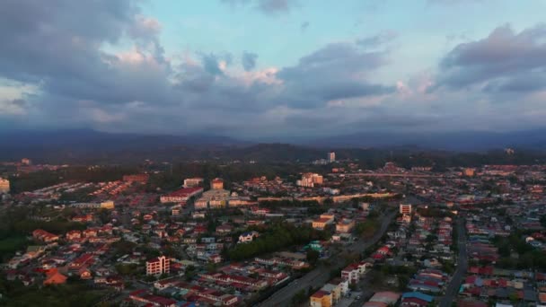 Nagranie lotnicze Ciszy miasta i niewielu samochodów przechodzi dość ulicami w Kota Kinabalu City, Sabah, Malezja podczas zamknięcia z powodu pandemii Coronavirus. Puste drogi, żadnych korków. 4k - Materiał filmowy, wideo
