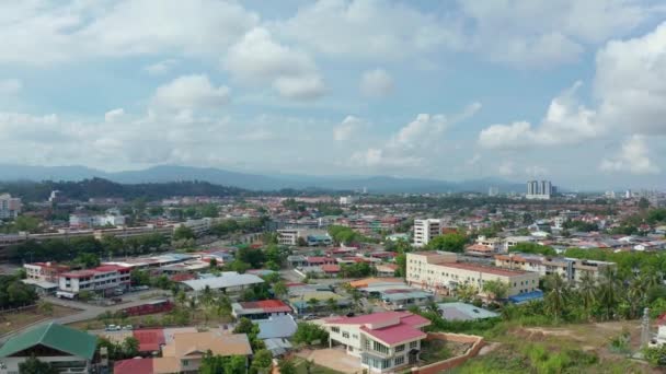 Filmagem aérea da cidade de Silence e poucos carros passam por ruas em Kota Kinabalu CIty, Sabah, Malásia durante o confinamento por causa da pandemia de Coronavirus. Estradas vazias, sem trânsito. 4k
 - Filmagem, Vídeo