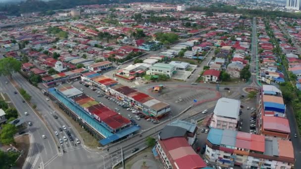 Luchtfoto Beelden van Silence stad en weinig auto 's passeren vrij Straten in Kota Kinabalu CIty, Sabah, Maleisië tijdens lockdown als gevolg van Coronavirus pandemie. Lege wegen, geen verkeer. 4k - Video