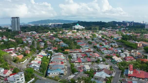 Воздушные кадры города Тишины и несколько машин проходят через довольно Улицы в Кота Кинабалу CIty, Сабах, Малайзия во время изоляции из-за пандемии Коронавируса. Пустые дороги, нет пробок. 4k
 - Кадры, видео