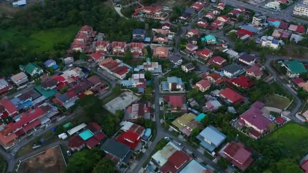 沈黙の街の空中映像といくつかの車はコロナウイルスのパンデミックのためにロックダウン中にマレーシアのサバ州コタキナバル市のかなりの通りを通過します。道路が空いて交通もない。4k - 映像、動画