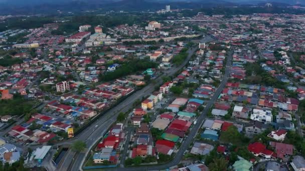 Koronavirüs salgını nedeniyle hava yoluyla Sessizlik Şehri ve çok az araç Kota Kinabalu CIty, Sabah, Malezya 'dan geçmektedir. Yollar boş, trafik yok. 4k - Video, Çekim