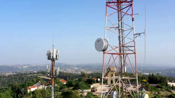 Lucht Uitzicht Dicht bij Radio en cellulaire antenne in de buurt Bevolkte buurt Drone uitzicht over Radio en cellulaire antenne in kleine stad, Jeruzalem Israël - Video