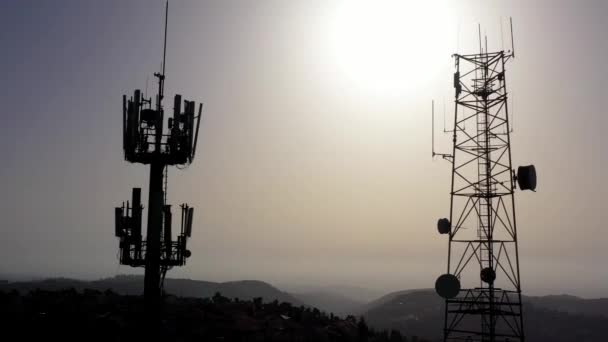 Silueta de antena celular y radio Vista aérea Hermosa toma lenta de Radio y silueta de antena celular, concepto 5G - Metraje, vídeo