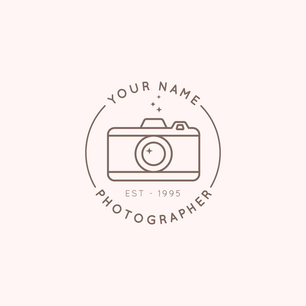 Logotipo lineal del fotógrafo en un estilo lineal minimalista. Emblema redondo de la cámara. Vector Símbolo abstracto
 - Vector, Imagen