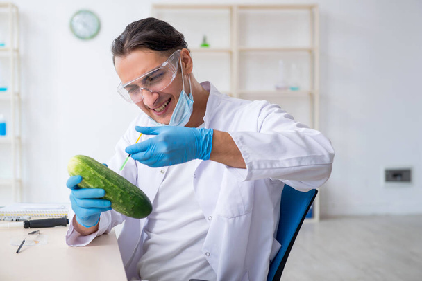 Ειδικός στη διατροφή των ανδρών που δοκιμάζει λαχανικά στο εργαστήριο - Φωτογραφία, εικόνα