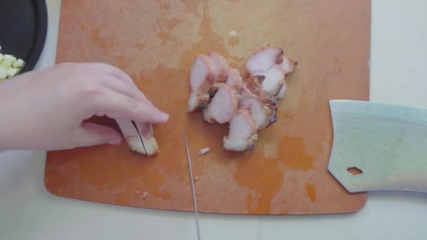 Filmato di mani femminili con coltello a fette Char Siew Meat sul tagliere. - Filmati, video