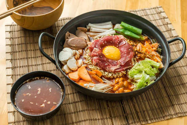 Koreanischer Hot Pot mit Rindfleisch - Foto, Bild