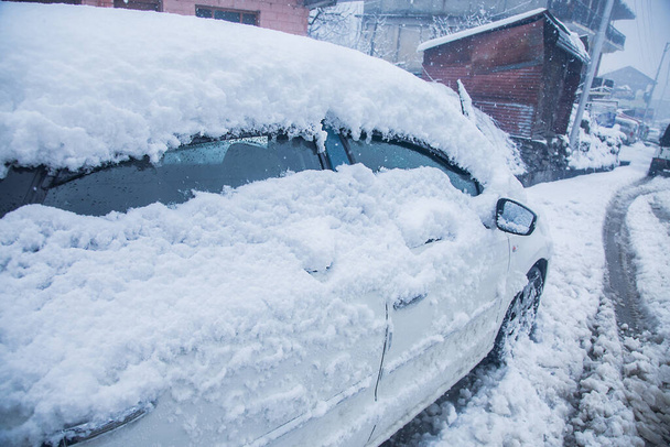 Carro totalmente coberto com neve espessa, vista lateral, conceito de inverno. - Imagem - Foto, Imagem
