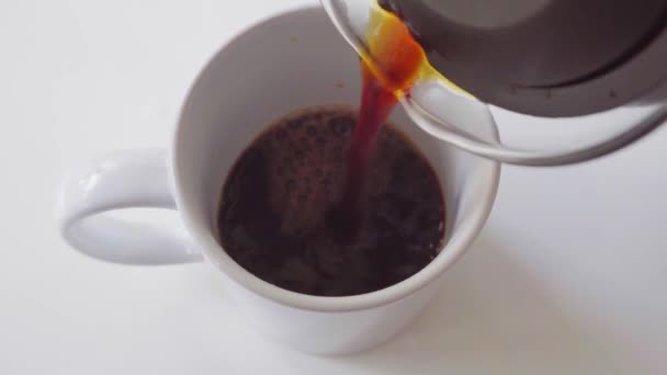 Камери ранкової кави, що вливаються в чашку зверху вниз - Кадри, відео