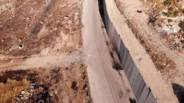 Palesztina Menekülttáborok Beton fal mögött, Dolly lövés antennája, Anata, Jeruzsálem 2020 júniusában - Felvétel, videó