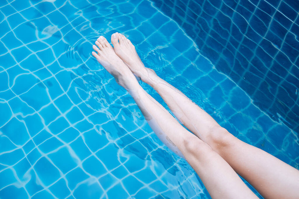 Девочки машут ногами в бассейне
. - Фото, изображение