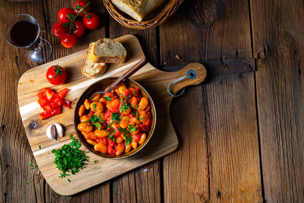 Rustic giant beans with fresh tomato sauce - Foto, Imagen