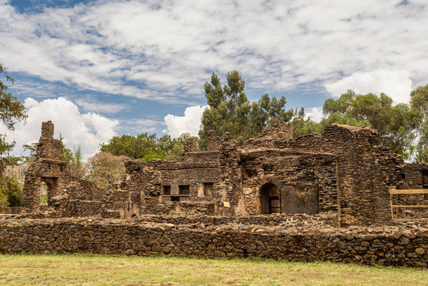 ruinas de Fasil Ghebbi, fortaleza real-castillo de la ciudad en Gondar, Etiopía. El palacio imperial se llama Camelot de África. Patrimonio de la Humanidad UNESCO
. - Foto, Imagen