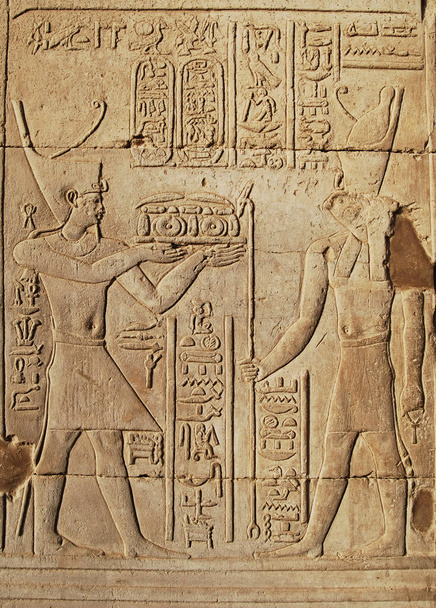 エジプトの寺院における古代の象形文字と救済 - 写真・画像