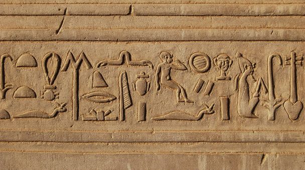 エジプトの寺院における古代の象形文字と救済 - 写真・画像