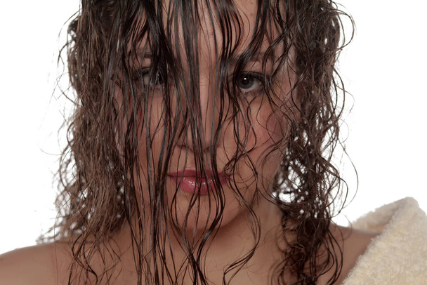 молодая женщина позирует с мокрыми волосами
 - Фото, изображение