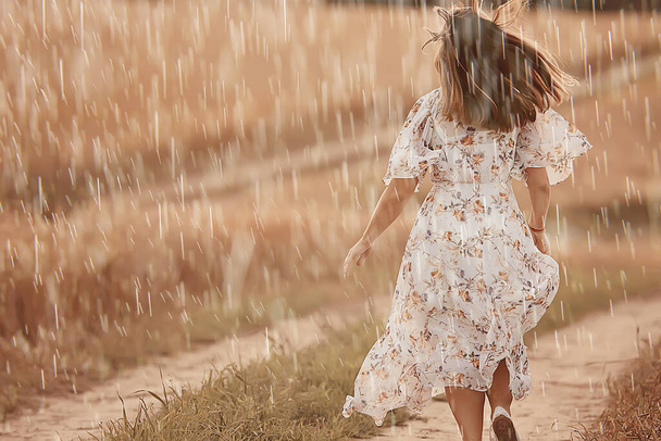 夏の大人の女の子のドレスフィールドで雨、幸福の夏気分の自由 - 写真・画像