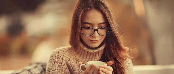 χαρούμενο κορίτσι φθινόπωρο καφέ πουλόβερ έννοια μοντέλο όραμα με γυαλιά που θέτουν - Φωτογραφία, εικόνα