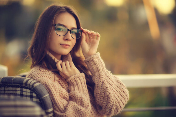 Brille mit Sehkonzept, Mädchen-Modell im Herbst-Look, intelligente Studentin im Jugendstil - Foto, Bild