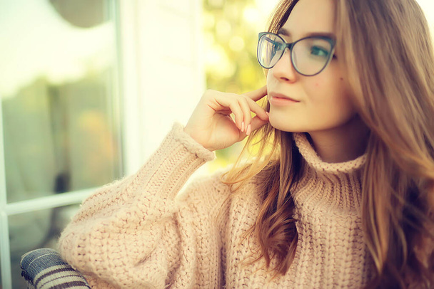 eyesight concept glasses, girl model in autumn glance, youth style smart student - Foto, imagen