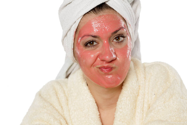 ontevreden vrouw heeft problemen met haar gezichtsmasker - Foto, afbeelding