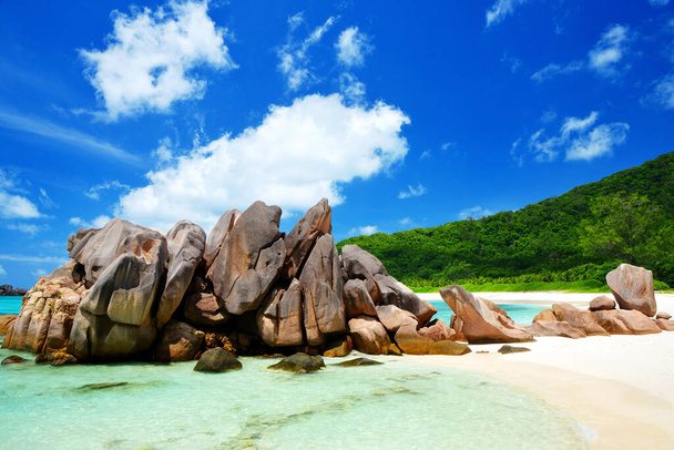 Anse Cocos Strand mit großen Granitsteinen in La Digue Island, Indischer Ozean, Seychellen. - Foto, Bild