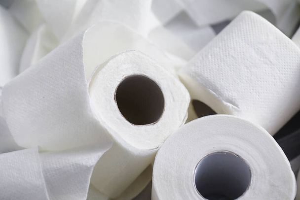 Toilettenpapier in einer Rolle. Schneeweißes, weiches, dreilagiges Toilettenpapier. Es fehlt an Hygieneartikeln. Primärschutz und Desinfektion. - Foto, Bild