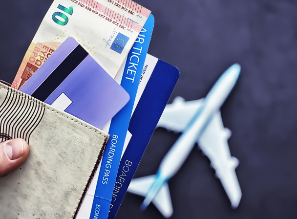 Vliegticket en paspoort voor vlucht per vliegtuig. Reisconcept Ticketboeking. - Foto, afbeelding