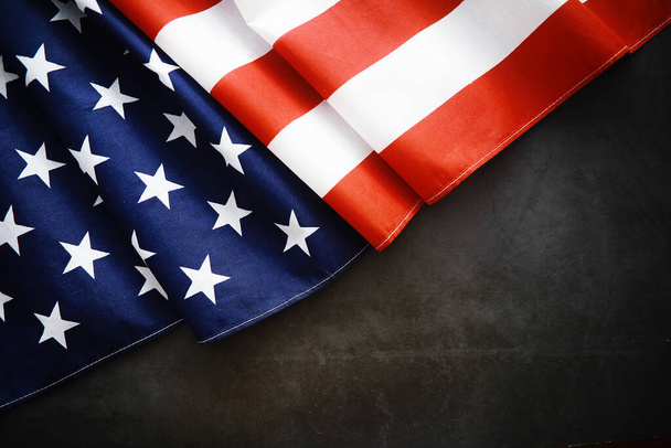 Flapperende vlag USA met zwaai. Amerikaanse vlag voor Memorial Day of 4 juli. Close-up van de Amerikaanse vlag op donkere achtergrond - Foto, afbeelding