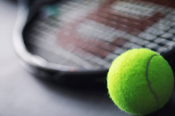 Sport és egészséges életmód. Tenisz. Sárga labda a tenisz és egy ütő az asztalon. Sport háttér tenisz koncepció. - Fotó, kép