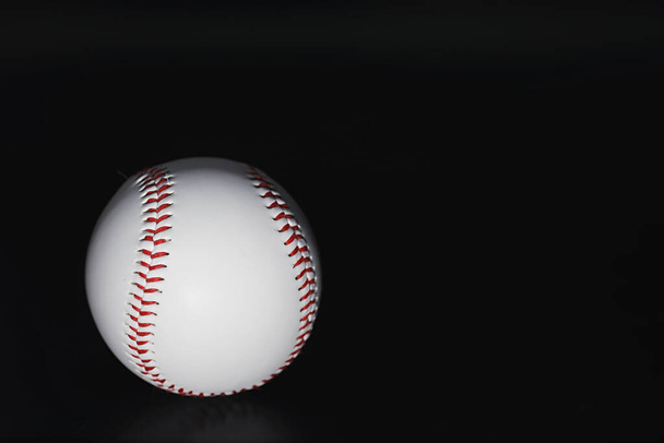 Αμερικάνικο παραδοσιακό αθλητικό παιχνίδι. Μπέιζμπολ. Έννοια. Μπάλα του μπέιζμπολ και ρόπαλα σε ένα τραπέζι. - Φωτογραφία, εικόνα