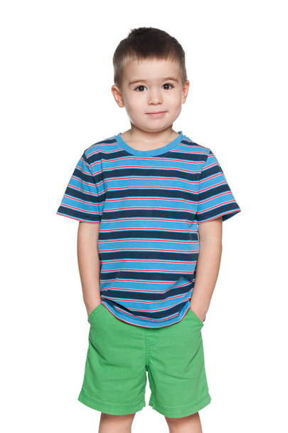 Niño pequeño con camisa a rayas
 - Foto, imagen