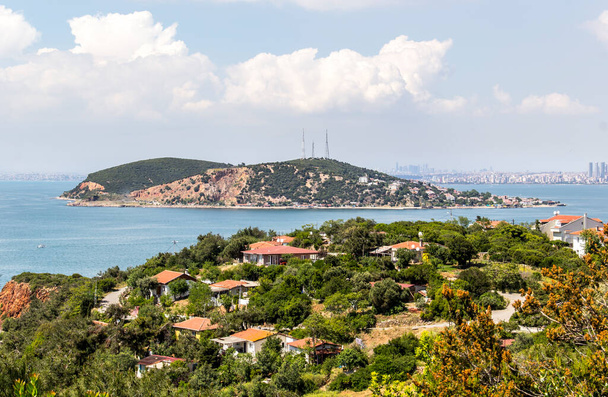 Burgazada, Burgaz Adasi, of kortweg Burgaz is de op twee na grootste van de Prinseneilanden in de Zee van Marmara, nabij Istanbul, Turkije.. - Foto, afbeelding