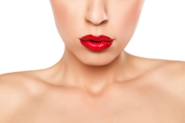 rode lippenstift, sexy lippen en blote schouders - Foto, afbeelding