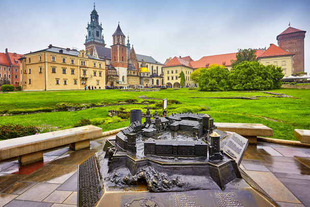 Das berühmte Wahrzeichen der Burg Wawel in Krakau - Foto, Bild
