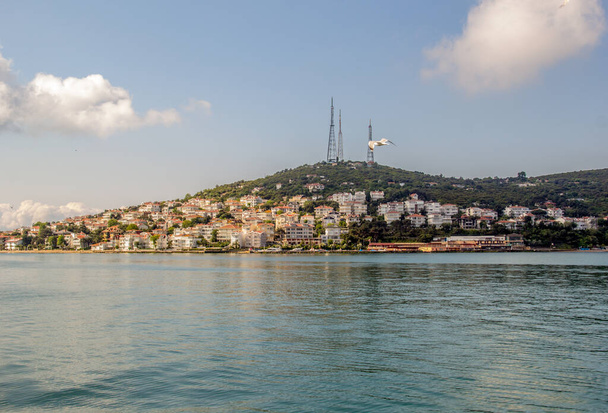 Burgaz Adasi ist die drittgrößte der Prinzeninseln im Marmarameer in der Nähe von Istanbul, Türkei. - Foto, Bild
